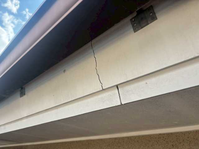 破風板に入った亀裂